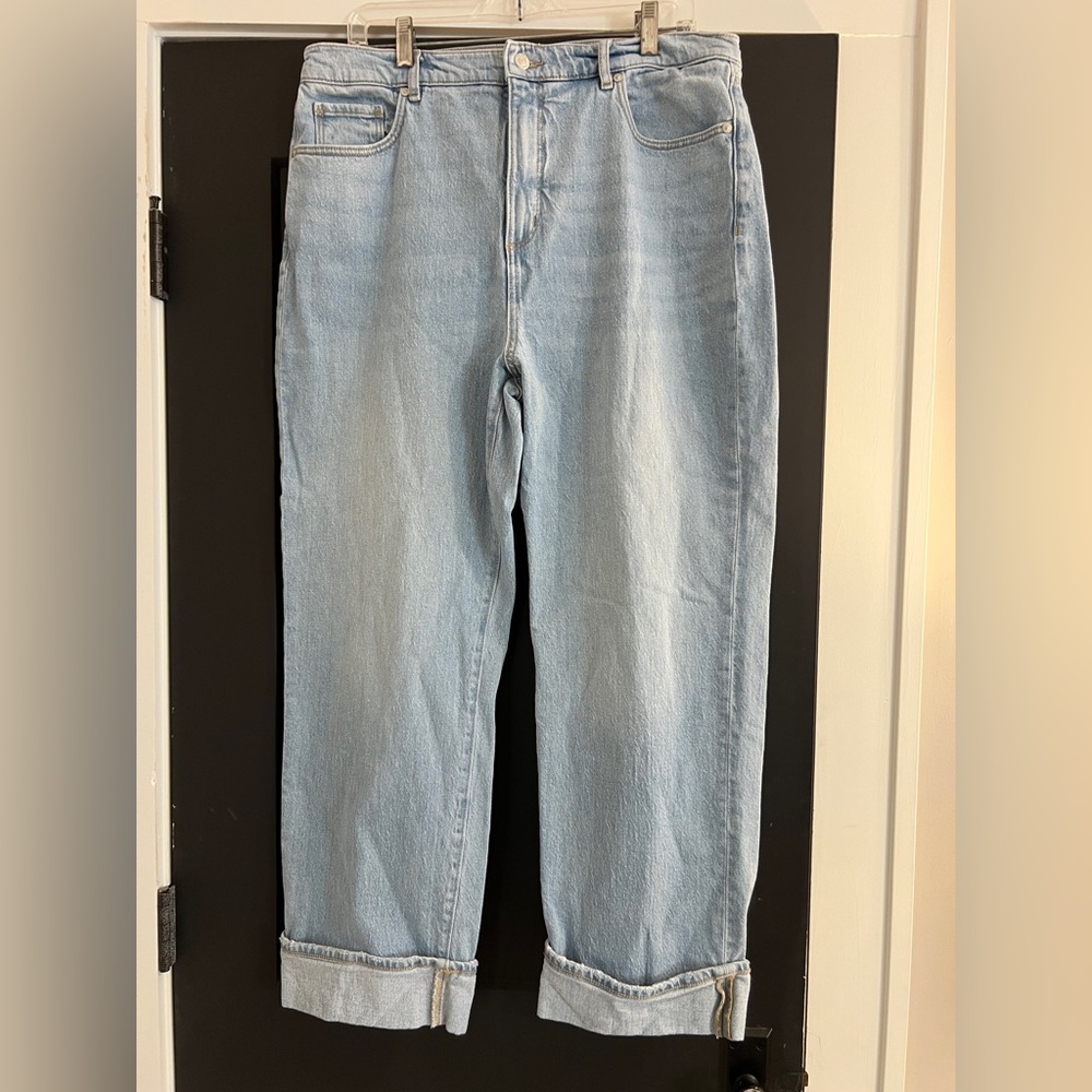 LOFT DENIM “The Straight” Light wash, Cuffed
Light Blue Denim Jeans
